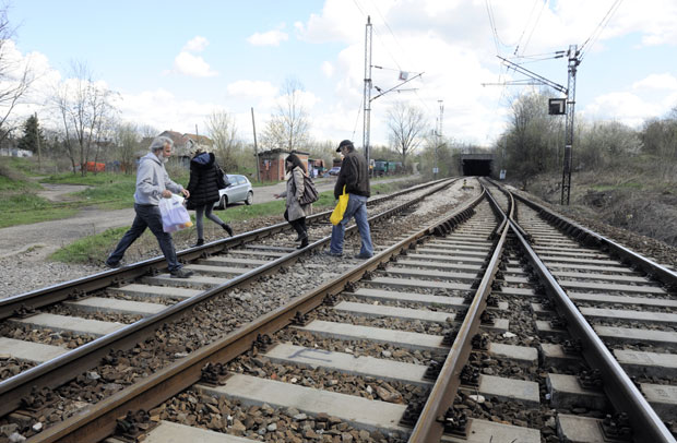 ПРОБЛЕМ ЖИТЕЉА ДЕЛА БЕЖАНИЈСКЕ КОСЕ: Преко шина и до продавнице!